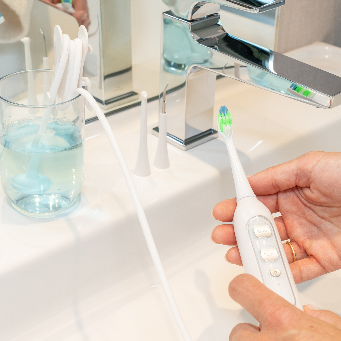 Brosse à dents 3-en-1 : brossage, jet interdentaire, détartrage
